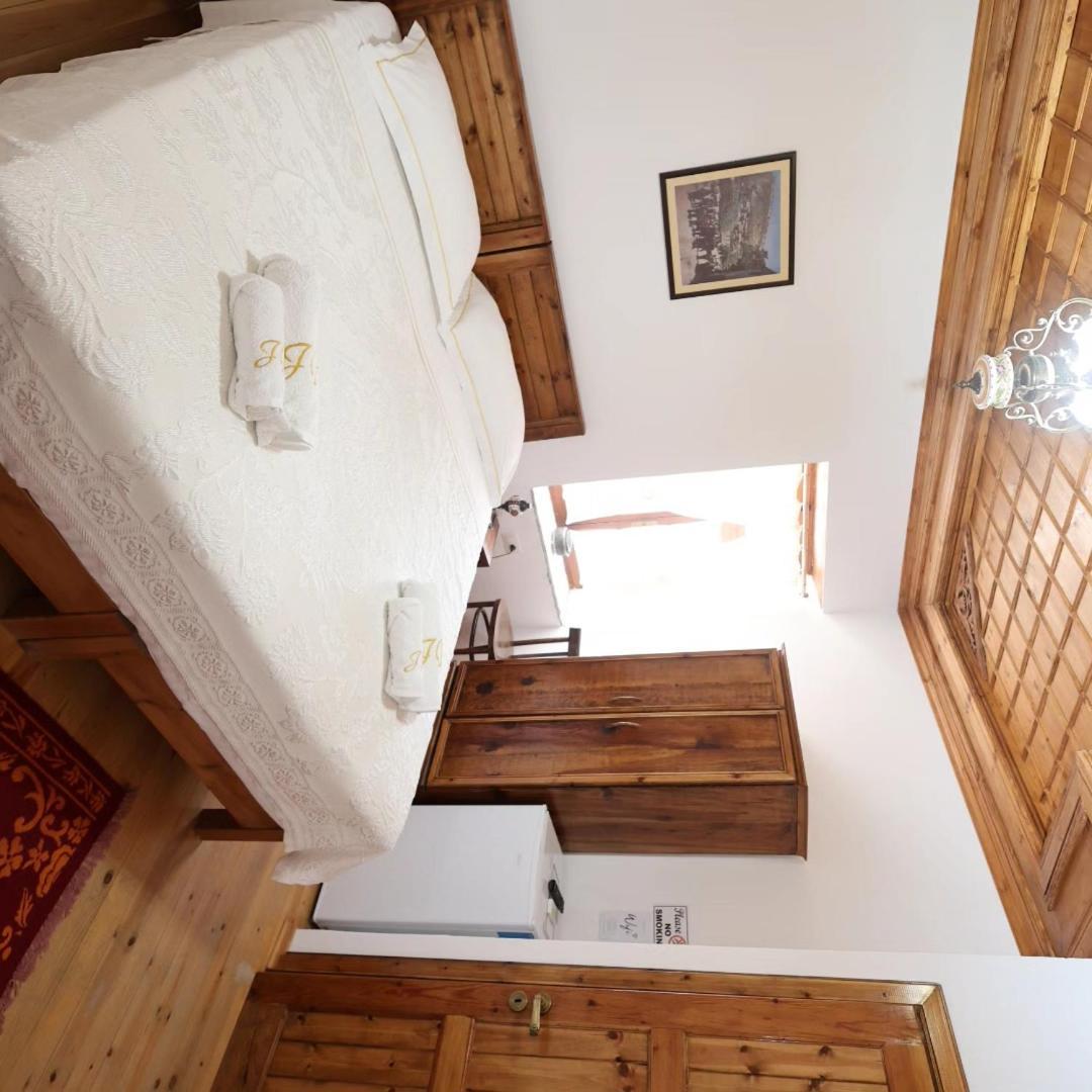 בראט Guest House J.Prifti מראה חיצוני תמונה