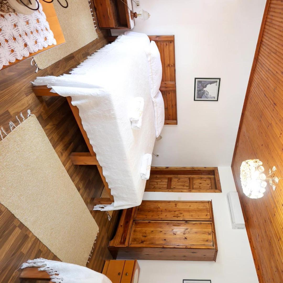 בראט Guest House J.Prifti מראה חיצוני תמונה