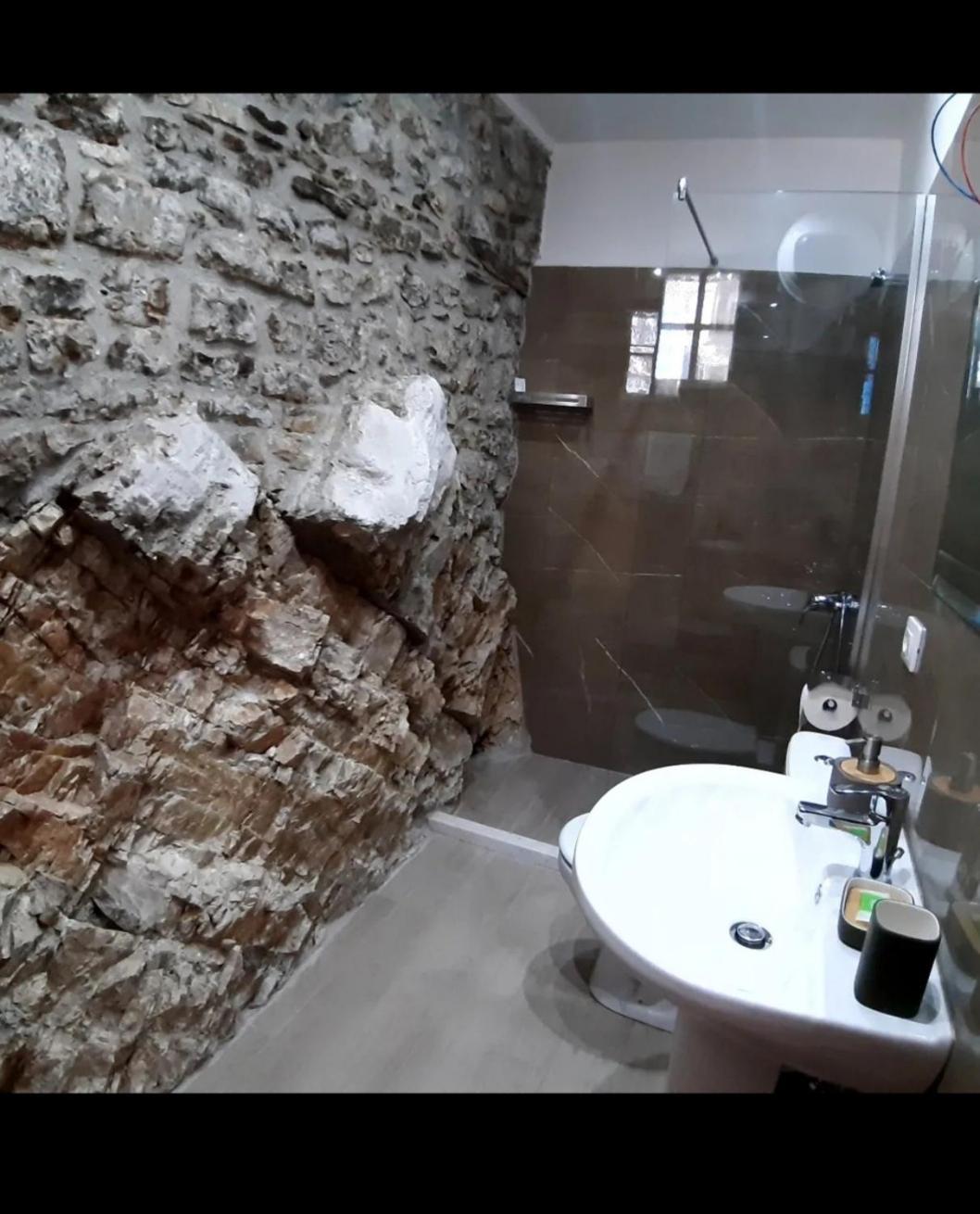 בראט Guest House J.Prifti מראה חיצוני תמונה